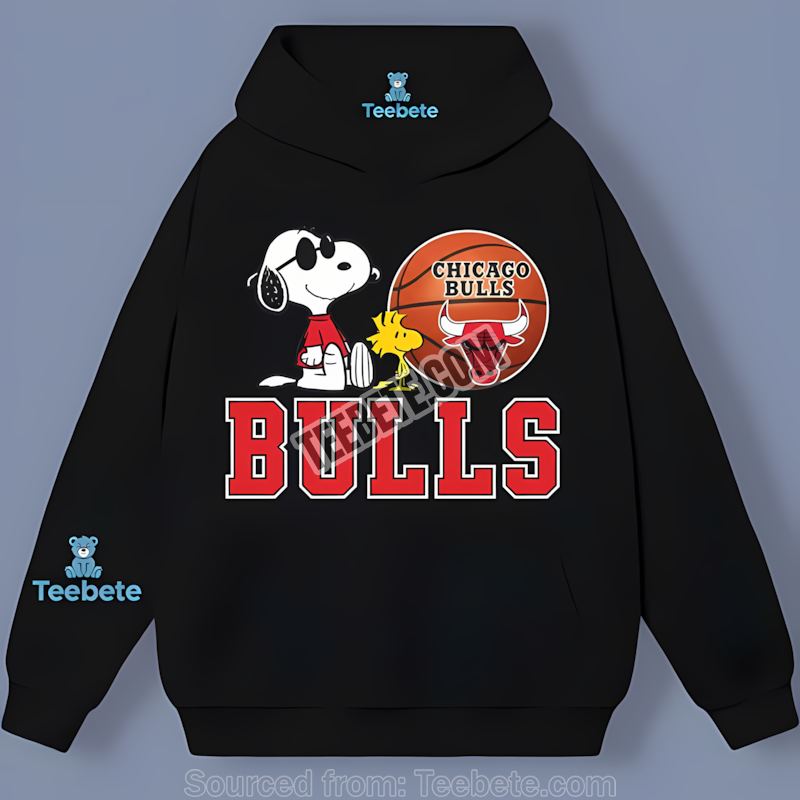 Chicago Bulls Snoopy Helmet Showdown Regular Hoodie Chicago Bulls Snoopy Helmet Showdown Regular Hoodie