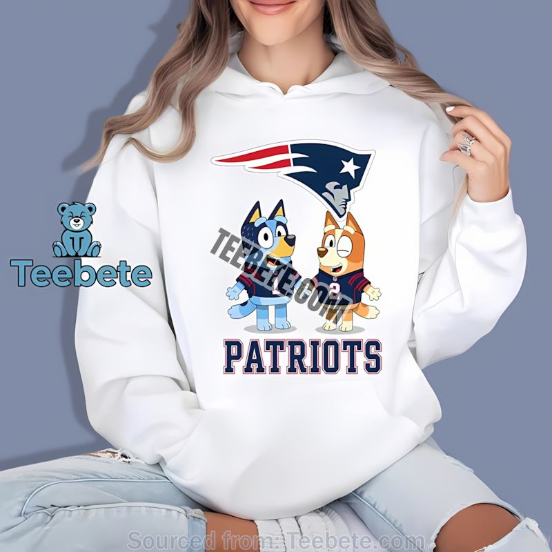 New England Patriots Bluey And Bingo Holding Hands Hoodie New England Patriots Bluey And Bingo Holding Hands Hoodie