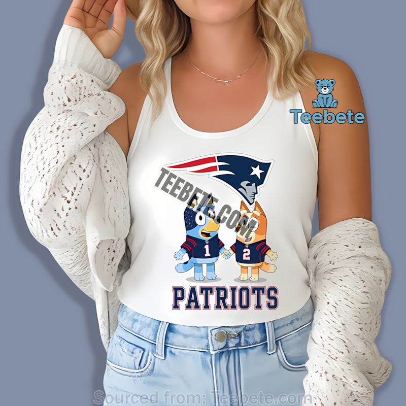 New England Patriots Bluey And Bingo Holding Hands Tanktop New England Patriots Bluey And Bingo Holding Hands Tanktop