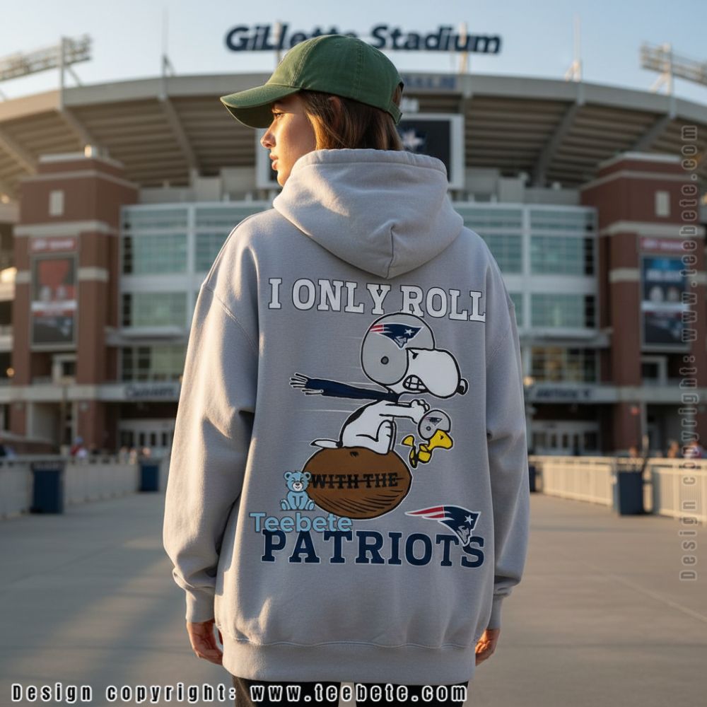 New England Patriots Snoopy I Only Roll With The Patriots Hoodie New England Patriots Snoopy I Only Roll With The Patriots Hoodie